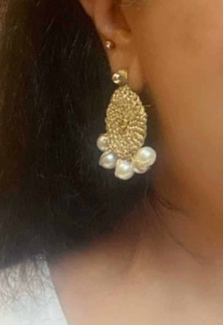 Pearl drops gold round earrings